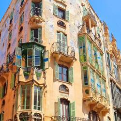 Palma : Façade art moderne par Gaudi. Les trencadis sont des collages d'éclats de céramique.