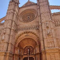 Sa construction a commencé en 1229 et s’est étendue sur 400 ans, jusqu’en 1601