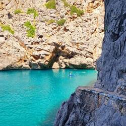 L'eau est particulièrement turquoise entre ces immenses falaises.