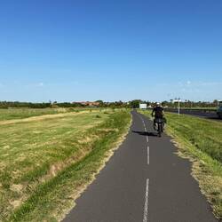 Größtenteils mit super Radwegen.