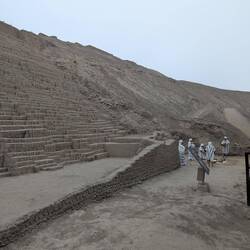 Recht hoch, alles aus einzelnen kleinen Lehmsteinen gebaut