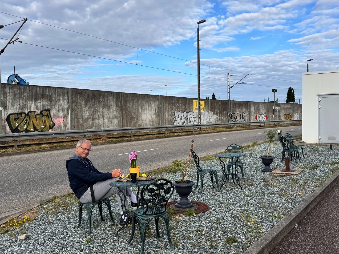 Supercharger des Grauens: "Idylle" beim Stromtanken....