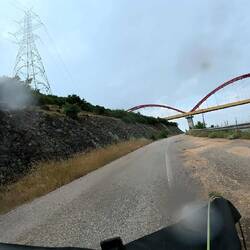 Krasse Abfahrt auf nasser Straße mit vielen kaputten Stellen