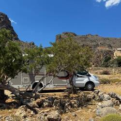Der Chälli gut hinter de Bäume mit Blick aufs Meer geparkt