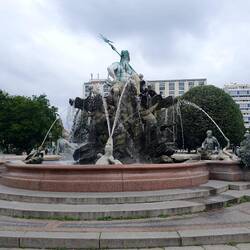 Monsieur Neptun und die 4 Flüss (Froue ufem Brunnerand)