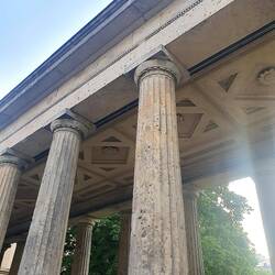 "Wenn ihr in Berlin irgendwo Löcher seht die aussehen wie Einschsslöcher. Det sind Einschusslöcher."