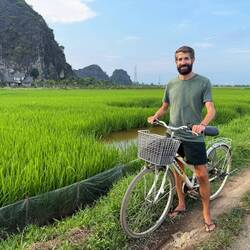 Cycling to Trang An 🚴‍♂️