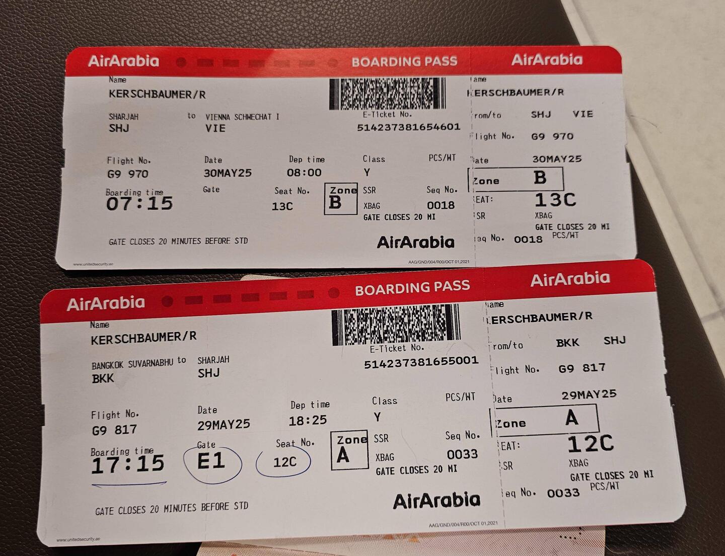 Beide Flugtickets in der Hand.
