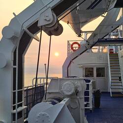 Op dek van de zonsondergang genieten.