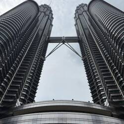 Petrona Towers von unten