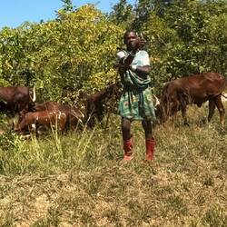 Das extravagantere Cowboy Outfit: Rote Cowboy-Gummies und floraler Hosenrock.