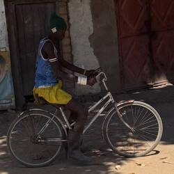 Ein Cowboy ein Stahlross nutzt. Die Stiefel hier eher schlicht und lässig.
