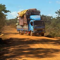Matratzen braucht die Welt! Der hatte einige Exemplare geladen. Auch Tansania will gut gebettet sein