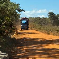 Aus dem Nichts kam er. In Schlangenlinien! Besoffen? Nee! Schlaglöcher ausweichend.