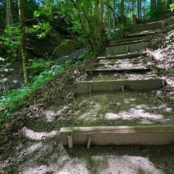 Weg nach unten zur Wackelbrücke