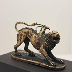 Copia della chimera esposta a Firenze