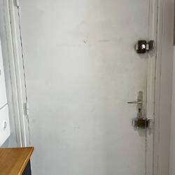 Wohnungstür mit Schloss für drinnen und von außen. Eine Zumutung.