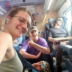 Dr Zug isch so überfüut, dassmer ir 1. Klass müesse am Bode hocke.