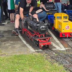 Marc fährt mit der Dampflok mit