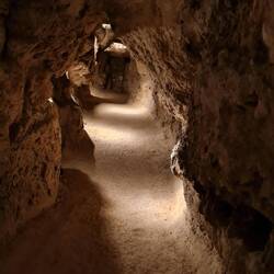 Ohne Licht wäre es sicher dunkel. Die Höhle hat keinen natürlichen Eingang