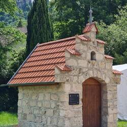 Der alte Eingang, im Hintergrund Schloss Lichtenstein