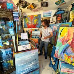 Winziger, vollgestopfter Laden