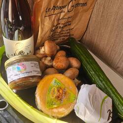 6 Flaschen Rotwein im Gepäck, Käse zum Frühstück