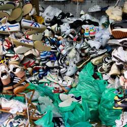 Braucht noch jemand Schuhe? Kann nicht versprechen ein identisches Paar mitzubringen
