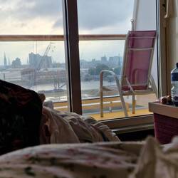 Elfi vom Bett aus fotografiert