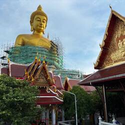 Buddha-Statue im Umbau