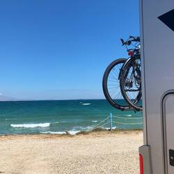 Unser Platz. Direkt gegenüber der griechischen Insel Chios