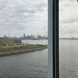 We varen de haven binnen.
