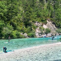 Standuppaddler auf der Welle
