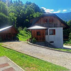 Die ersten Häuschen auf dem Weg