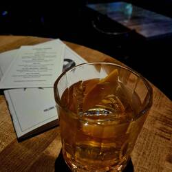 Boire pour oublier le prix des réparations mécaniques.