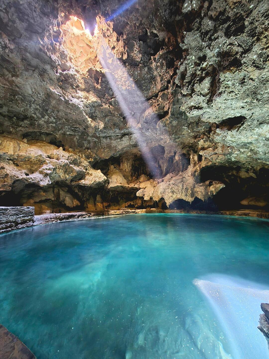 La caverne des sources thermales. Qui a pété ?