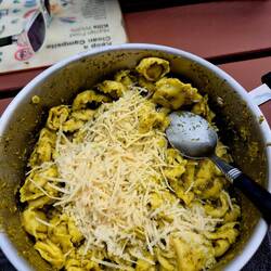 Pépé mange quelques pâtes pour récupérer des calories.