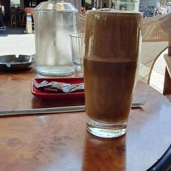 Café frappe im Zentrum von Tríkala