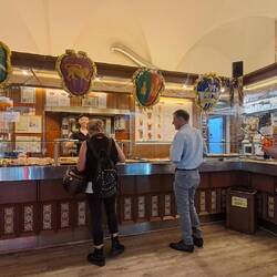 Pizza la taglio storica ... da più di 40 anni il locale è sempre uguale