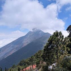 Sicht vom Basecamp am Acatenango auf den Vulkan Fuego.