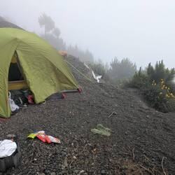 Unser Campspot auf einem kleinen Vorsprung.