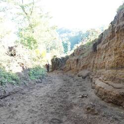 Steiler Aufstieg durch loses Material.