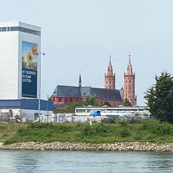 Dom zu Worms vom Rhein aus gesehen