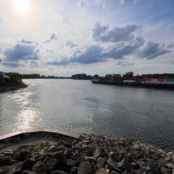 Links: Einfahrt vom Rhein in den Eicher See, rechts Schubverband