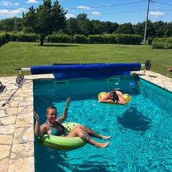 Jessy & Aileen im Pool 🏊‍♂️