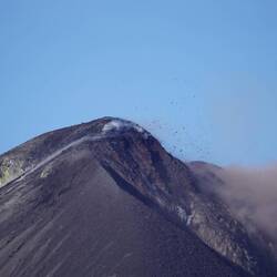 Lavabrocken fliegen durch die Luft.