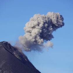 Vulkanausbruch am Tag.