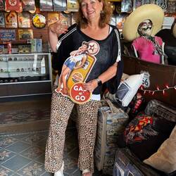 Ich schwöre: Unser beider Koffer platzt aus allen Nähten, aber die Dame musste einfach mit