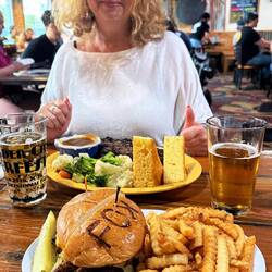 Gigantisches Essen, aber ein süßes Brot zum Steak?? Egal, gibt es morgen zum Frühstück