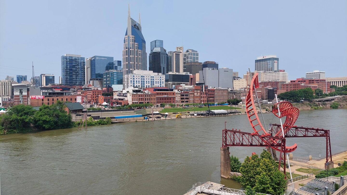 Cumberland River mit Skyline
